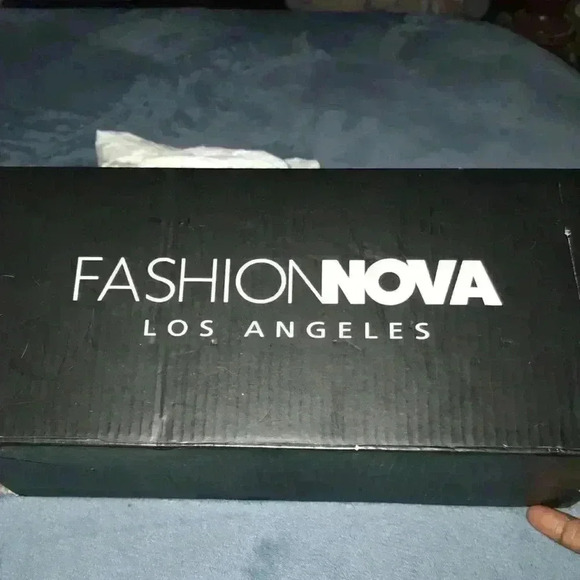 Excellent Used condition fashion nova fuzzy slides - Picture 7 of 8